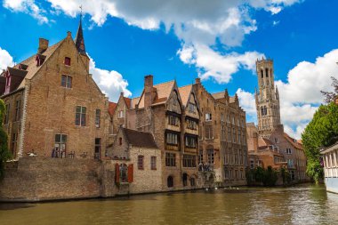 Bruges kanal ve çan kulesi