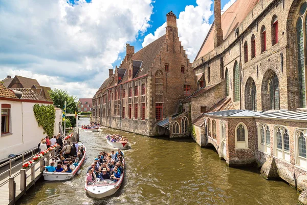Bruges kanalda turistik gemilerde — Stok fotoğraf