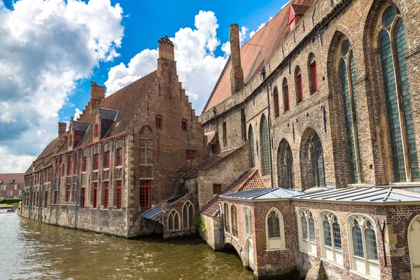 Bruges kanalda boyunca evleri — Stok fotoğraf