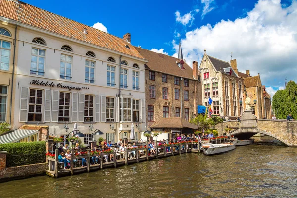 Bruges kanalda teknede turizm