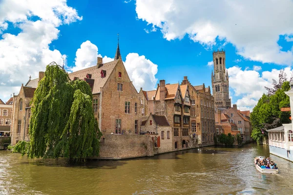 Bruges kanal ve çan kulesi — Stok fotoğraf