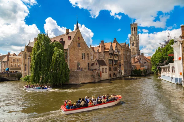 Bruges kanal ve çan kulesi