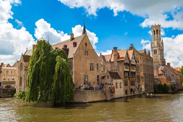 Bruges kanal ve çan kulesi — Stok fotoğraf