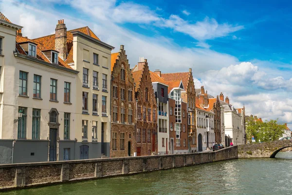 Будинків по каналу в Брюгге — стокове фото