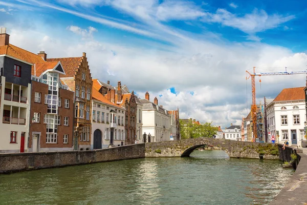 Maisons le long du canal à Bruges — Photo