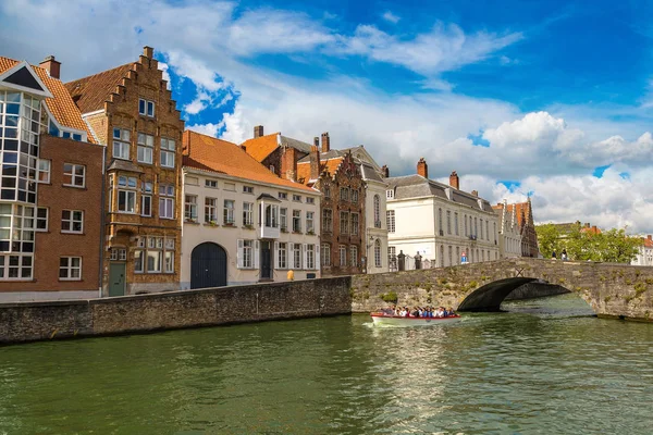 Maisons le long du canal de Bruges — Photo