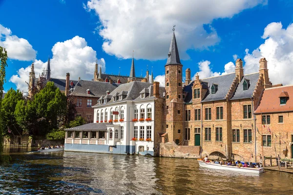 Bruges kanalda boyunca evleri — Stok fotoğraf