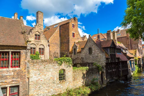 Bruges kanalda boyunca evleri — Stok fotoğraf