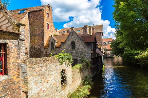 Häuser am Kanal in Brügge — Stockfoto