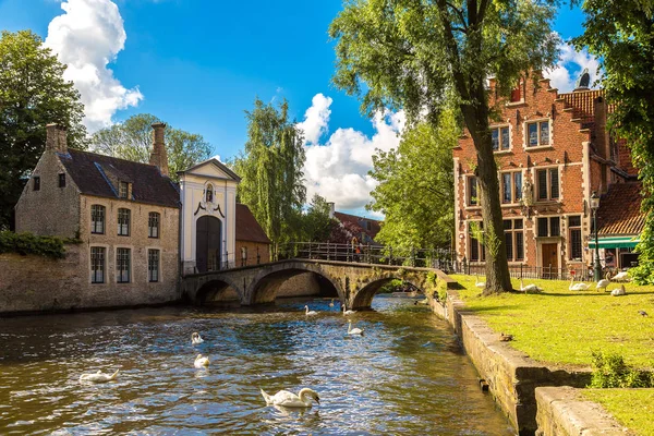 Hus längs kanalen i Brygge — Stockfoto