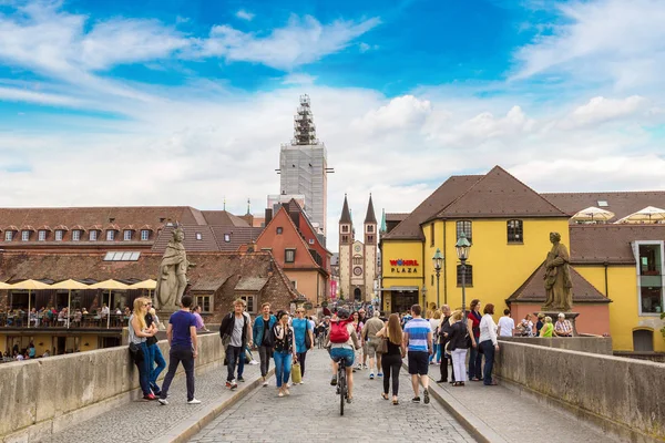 Persone che camminano sul vecchio ponte principale — Foto Stock