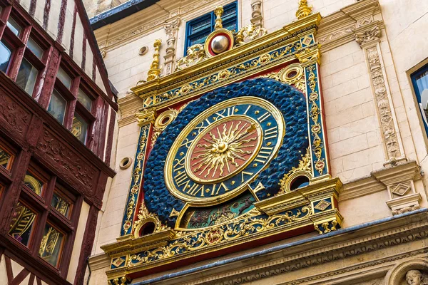 Clock in Rue du Gros-Horloge — Stockfoto