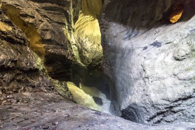 Trummelbach dağın içinde şelale