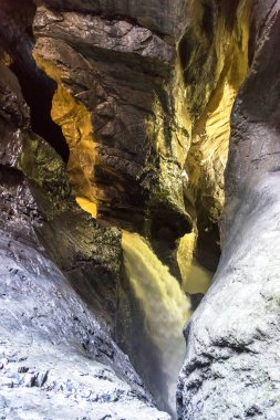 Trummelbach dağın içinde şelale