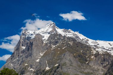 Lauterbrunnen dağlarda görüntüleyin 
