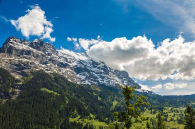 Lauterbrunnen dağlarda görüntüleyin 