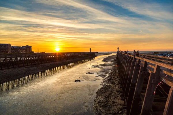 Pier en vuurtoren in Trouville en Deauville — Stockfoto