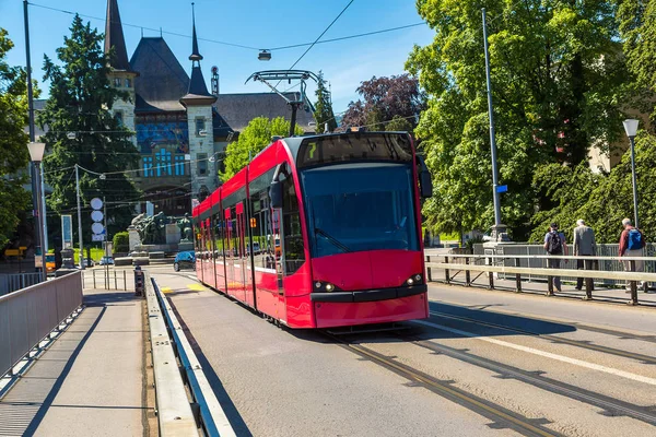 Modern stad spårvagn i Bern — Stockfoto