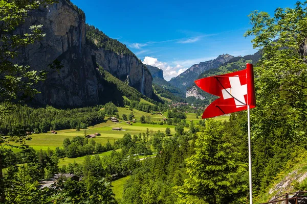 Szwajcarska flaga i dolinę Lauterbrunnen — Zdjęcie stockowe