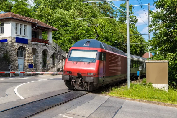 İsviçre kırmızı tren