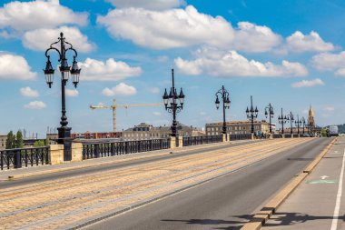 Bordeaux şehrinde eski taş köprü