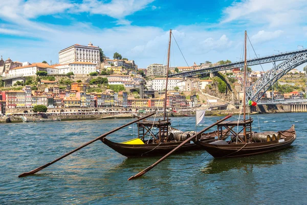 Bateaux traditionnels avec tonneaux de vin — Photo