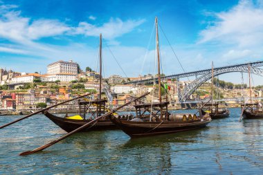 Şarap fıçıları ile geleneksel tekneler