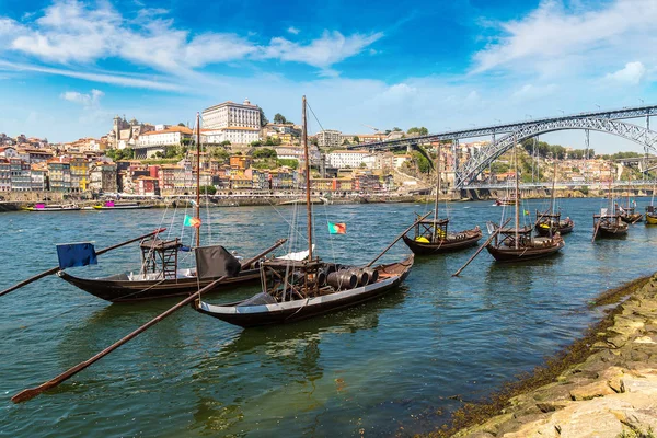 Traditional boats with wine barrels — Stock Photo, Image