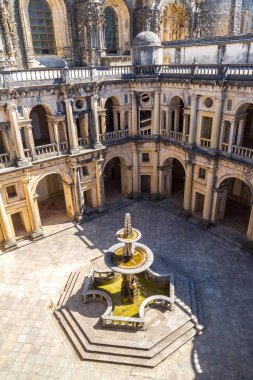 Çeşme ile merkezi kare 