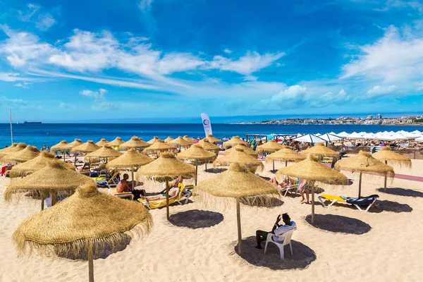 Paraplyer på allmän strand — Stockfoto