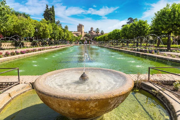 Fontaine dans le célèbre jardin de Cordoue — Photo