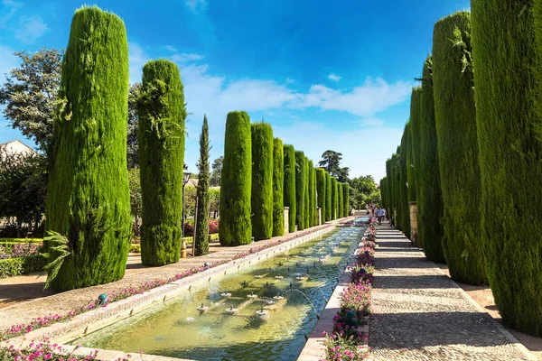 Fontäner och trädgård på Alcazar — Stockfoto