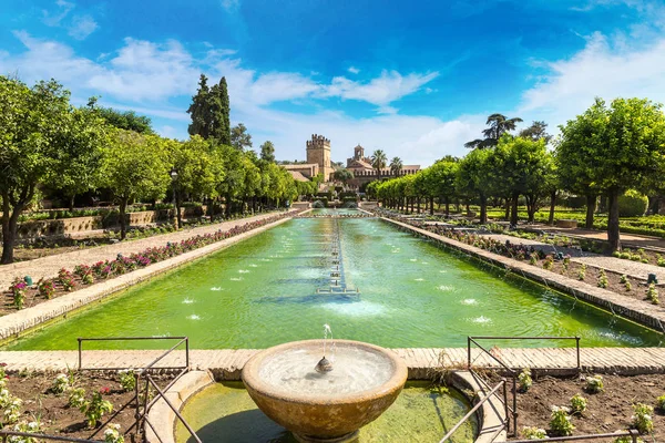 Fountain in famous garden in Cordoba — Stock Photo, Image