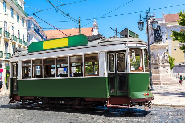 Historická tramvaj v Lisabonu — Stock fotografie