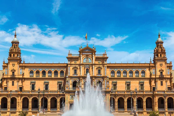 Площадь Испании с фонтаном — стоковое фото