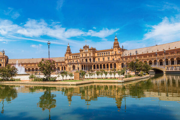 Испанская площадь (Plaza de Espana)
)