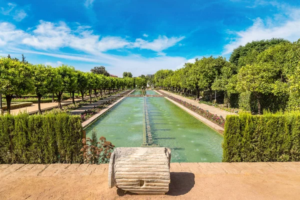 Fontane e giardino ad Alcazar — Foto Stock