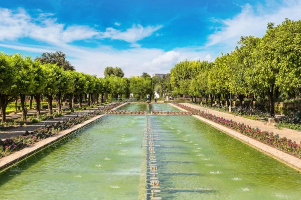 Fonteinen en tuin in Alcazar — Stockfoto