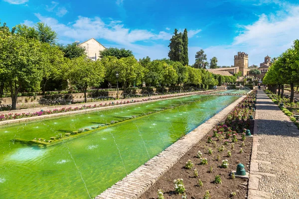 Fonteinen en tuin in Alcazar — Stockfoto