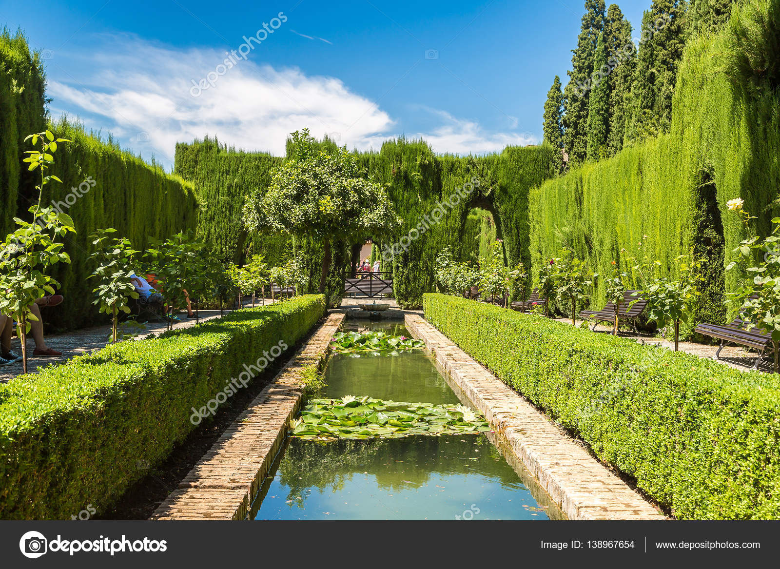Garten und Brunnen im AlhambraPalast — Stockfoto