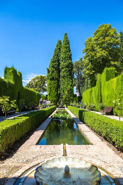 Jardín y fuente en el palacio de la Alhambra — Foto de Stock