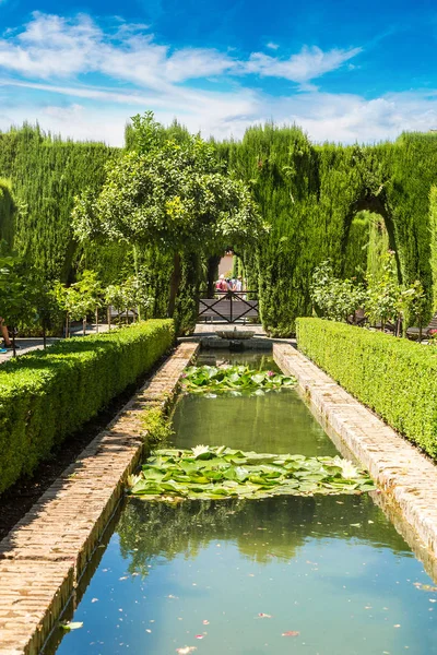 Trädgård och fontän i Alhambra palace — Stockfoto