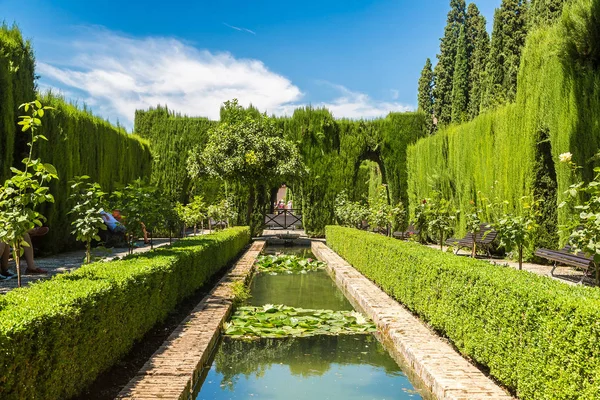 Jardín y fuente en el palacio de la Alhambra — Foto de Stock