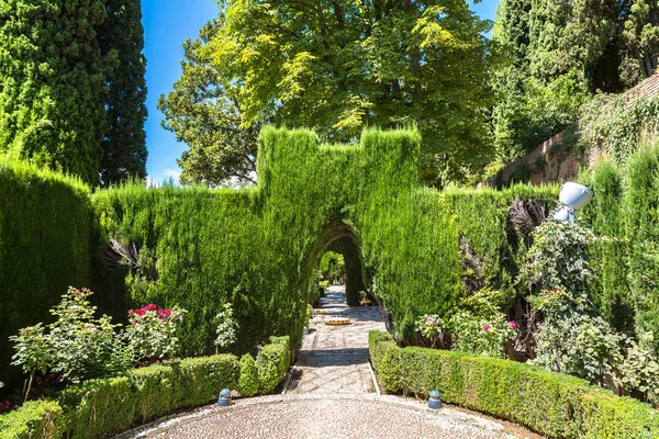 Jardim no palácio de Alhambra — Fotografia de Stock