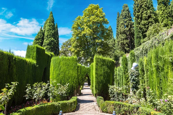 Jardín en el palacio de la Alhambra — Foto de Stock