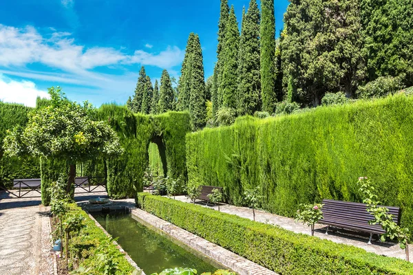 Trädgård och fontän i Alhambra palace — Stockfoto