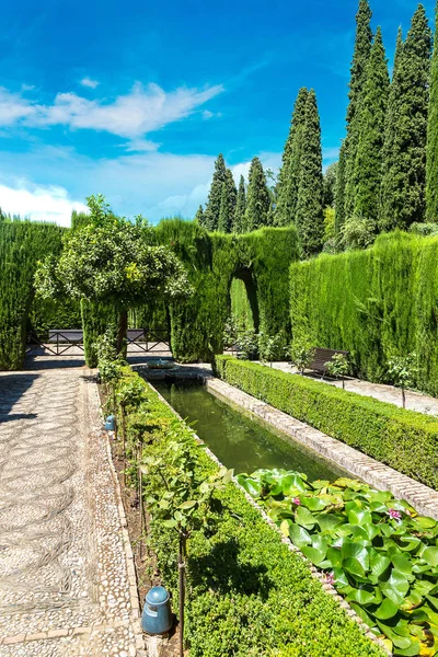 Trädgård och fontän i Alhambra palace — Stockfoto