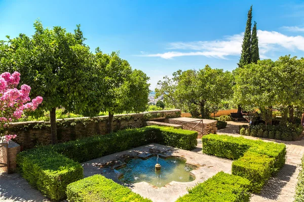Jardín y fuente en el palacio de la Alhambra — Foto de Stock