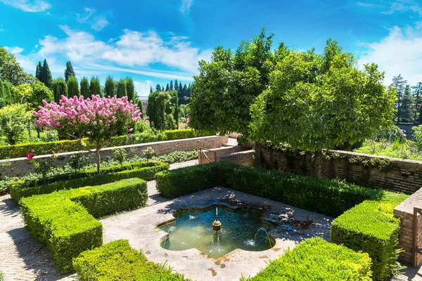 Jardín y fuente en el palacio de la Alhambra — Foto de Stock