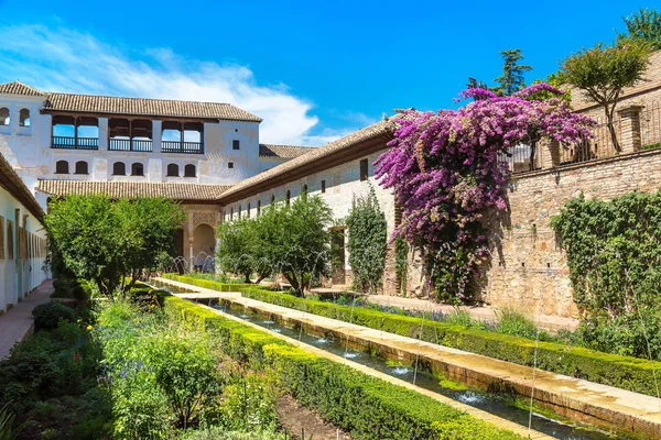 Patio de la Acequia, a szökőkút és a kert — Stock Fotó